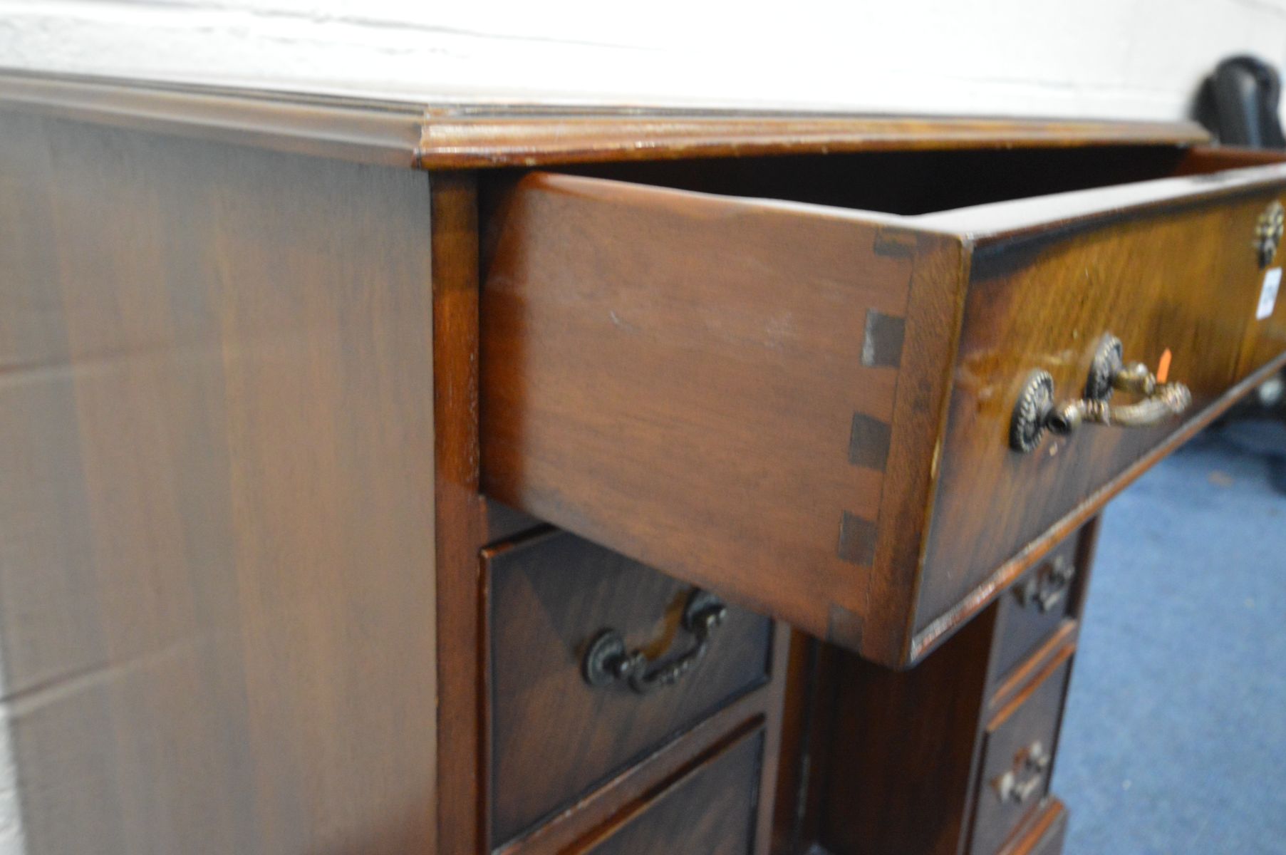 A GOOD REPRODUCTION SLIM MAHOGANY KNEE HOLE DESK, brown and gilt tooled inlay top, seven drawers and - Image 3 of 3