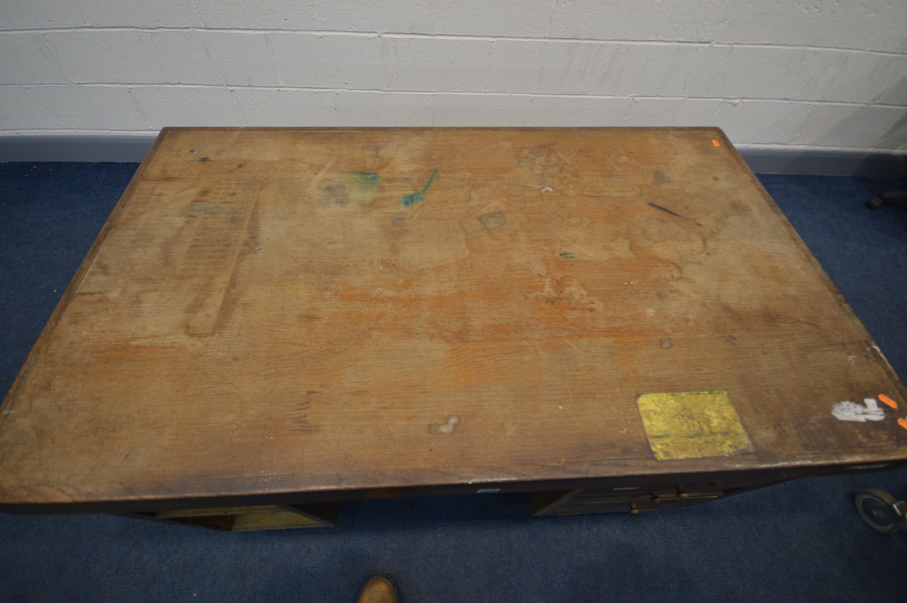 AN EARLY 20TH CENTURY OAK AND RED LEATHERETTE BUTTON SIDED KNEE HOLE DESK, with a bank of four - Image 5 of 7