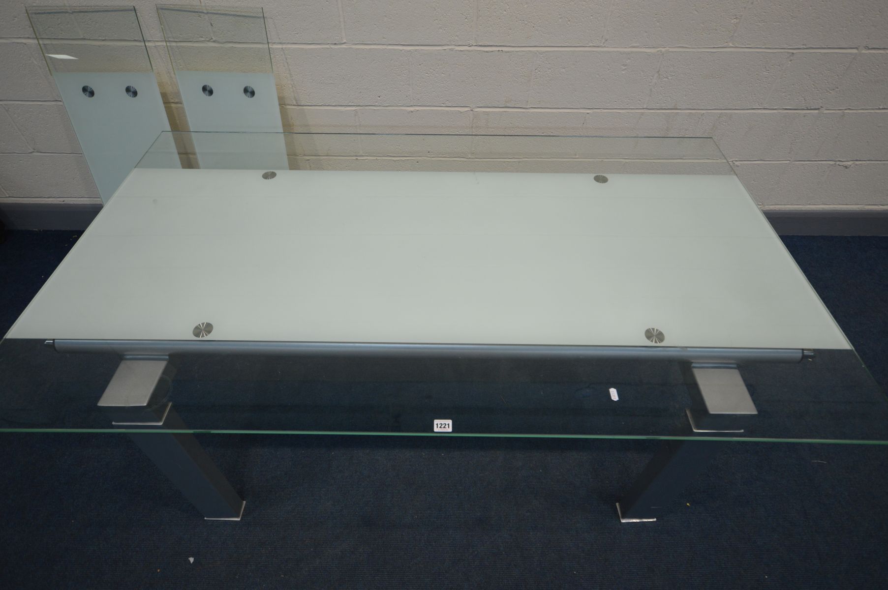 A MODERN GLASS TOP EXTENDING CONFERENCE/DINING ROOM TABLE, on a metal block frame, pull out leaf - Image 4 of 6