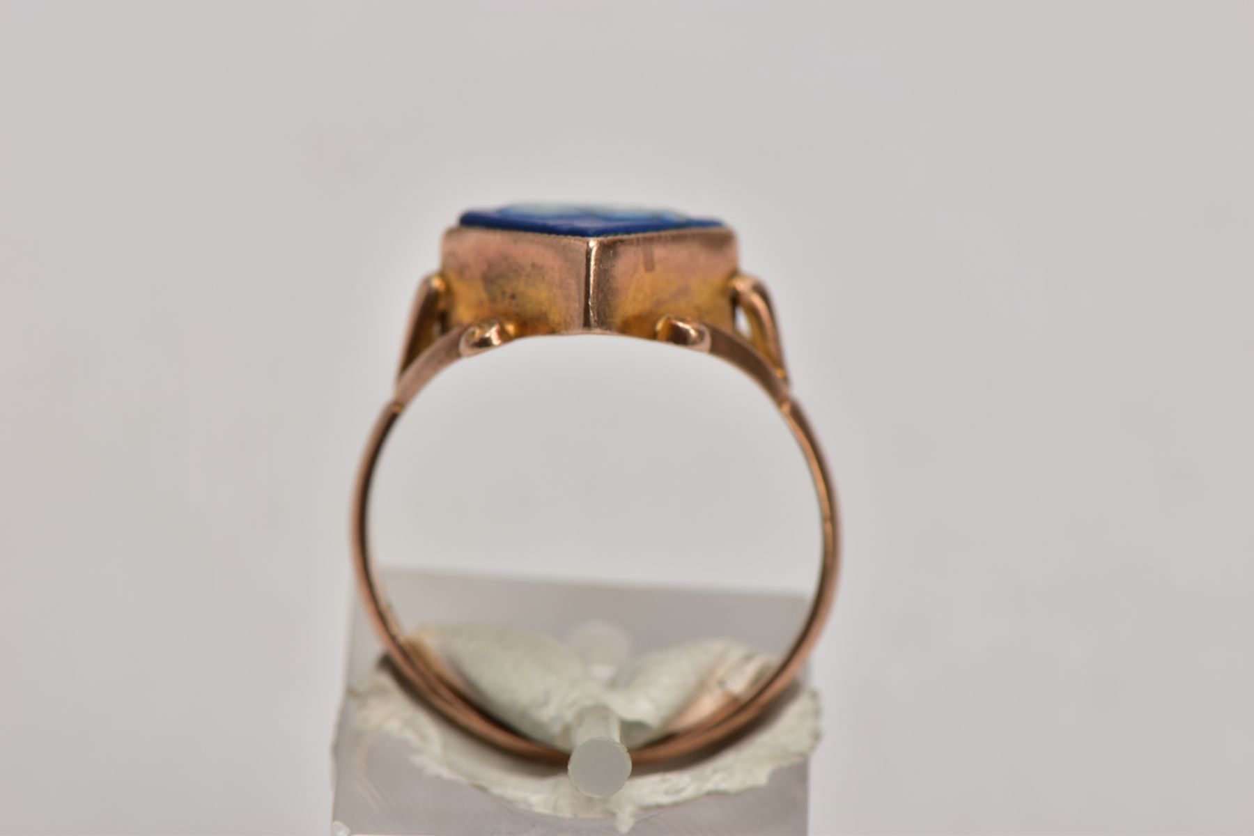 A 9CT ROSE GOLD, GEORGE V WEDGWOOD RING AND A YELLOW METAL CAMEO RING, the blue wedgwood ring of a - Image 7 of 8