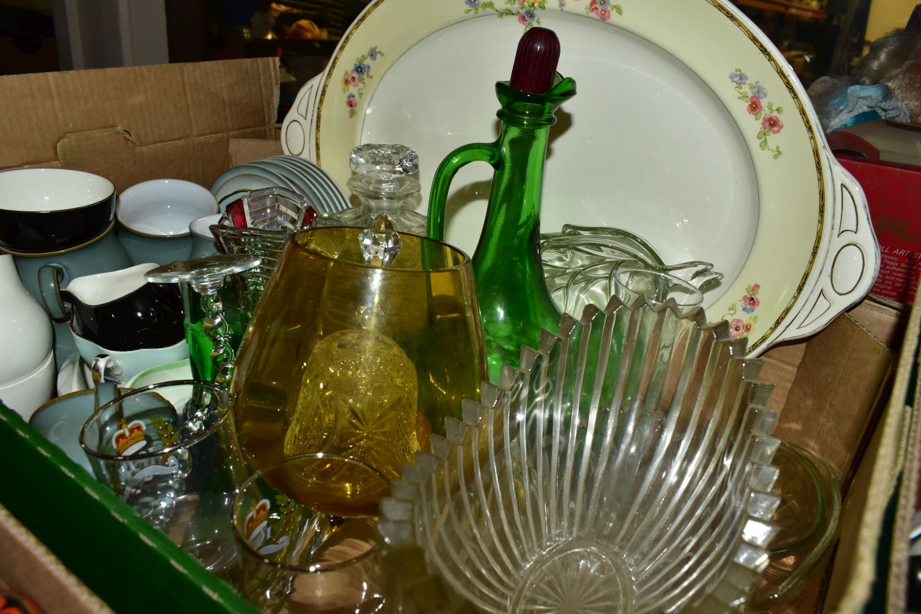 FOUR BOXES AND LOOSE CERAMICS, GLASS, MISCELLANEOUS ITEMS, BOXED CABINET PLATES, etc, to include - Image 12 of 16