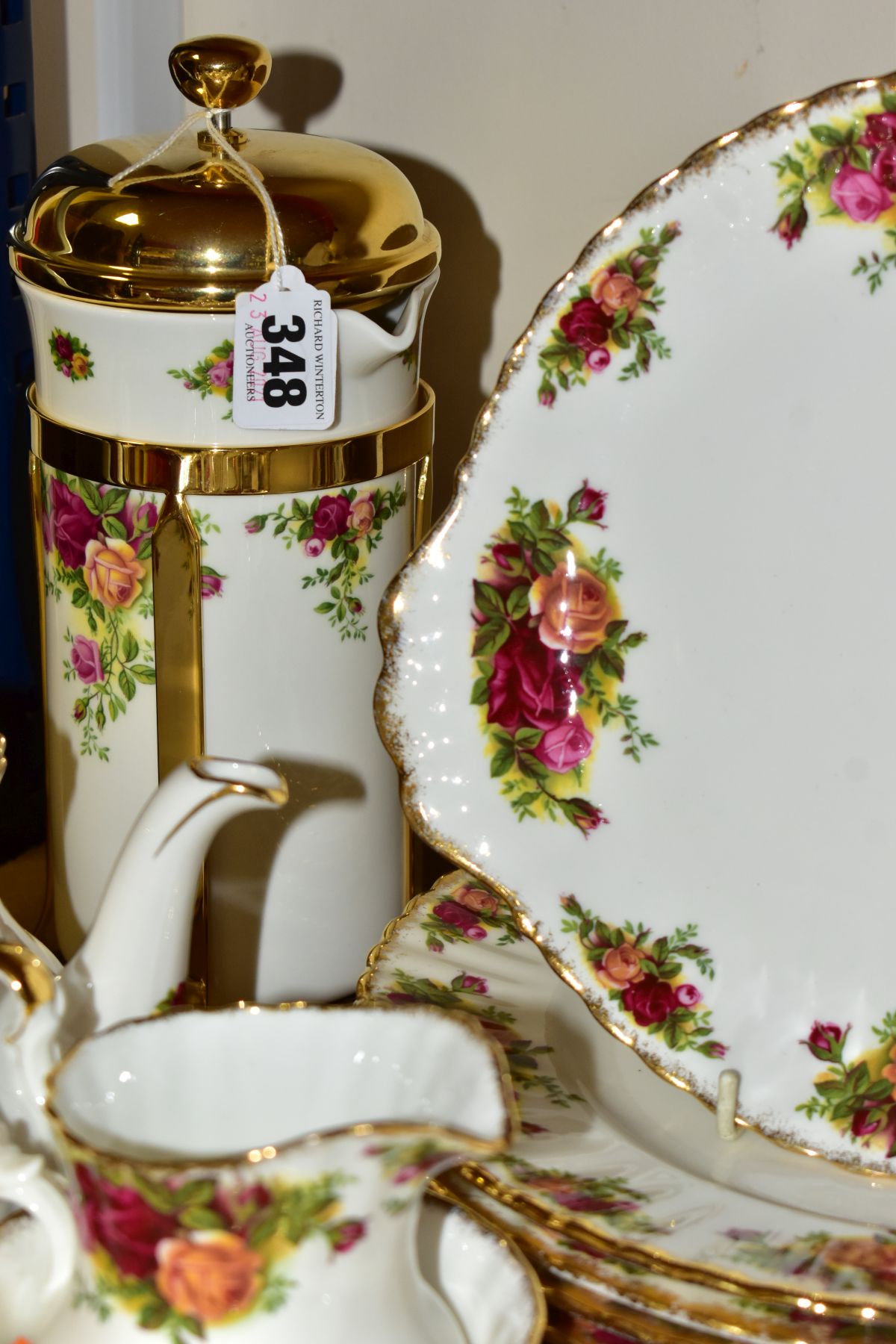 ROYAL ALBERT OLD COUNTRY ROSES DINNER/TEASET, comprising bread plate, six dinner plates, diameter - Image 4 of 6