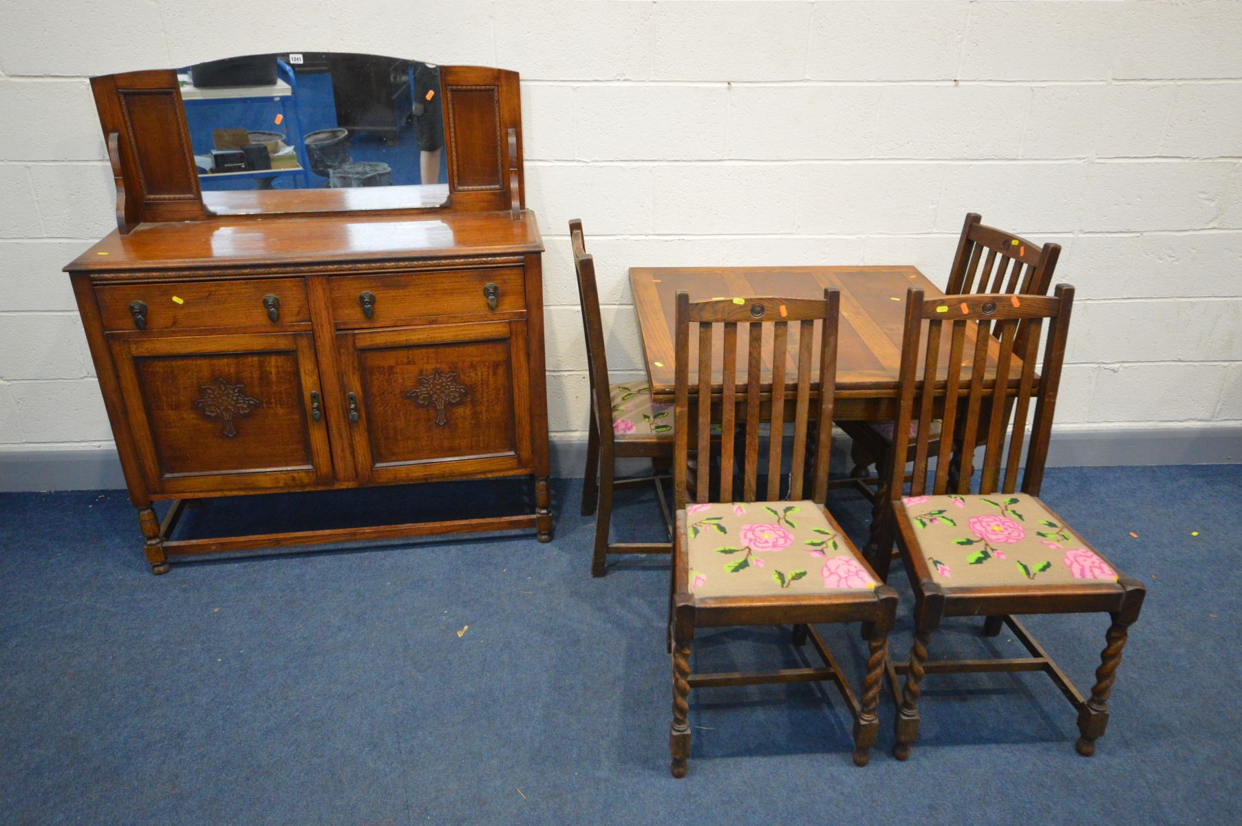 AN EARLY 20TH CENTURY OAK DRAW LEAF TABLE, with barley twist legs, open width 151cm x closed width