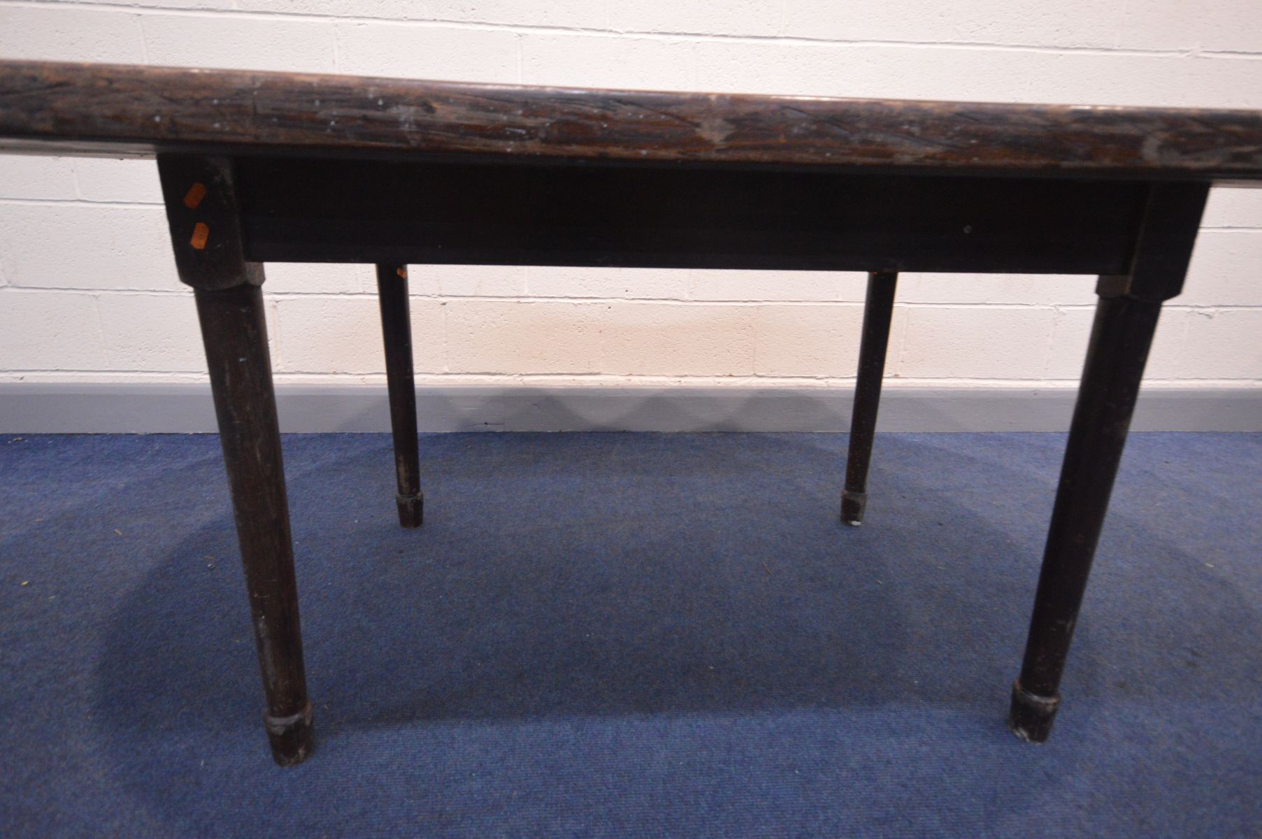 A BESPOKE MAHOGANY OVAL/KIDNEY SHAPED BLACK JACK GAMES TABLE, with green baize, on cylindrical legs, - Image 5 of 6