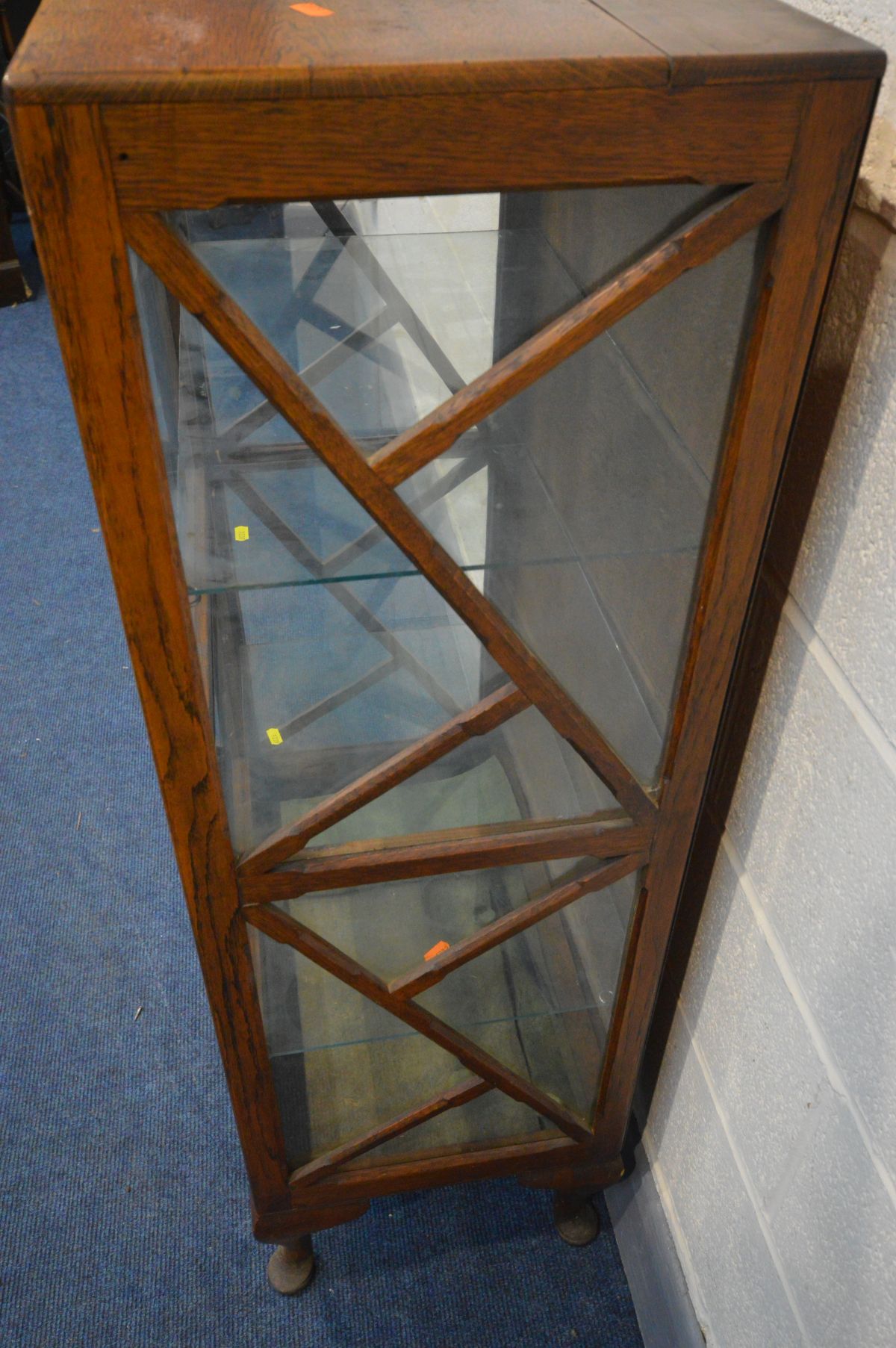 AN EARLY 20TH CENTURY OAK DISPLAY CABINET, the single glazed door enclosing three glass shelves, - Image 3 of 4