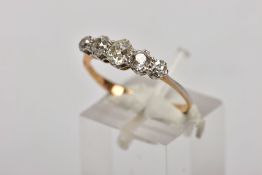 AN EARLY 20TH CENTURY 18CT GOLD FIVE STONE DIAMOND RING, claw set with a graduated row of five old