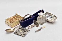 A SELECTION OF SILVER AND WHITE METAL ITEMS, to include an oval pierced bonbon dish, raised on