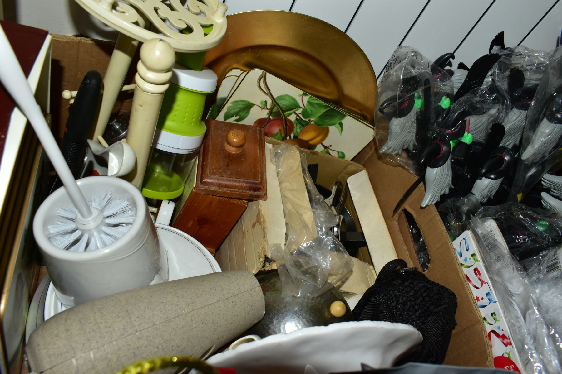 FOUR BOXES AND LOOSE OF SPORTING EQUIPMENT, HOUSEHOLD SUNDRIES, NOVELTY/PARTY ITEMS, CDS, DVDS, etc, - Image 8 of 13