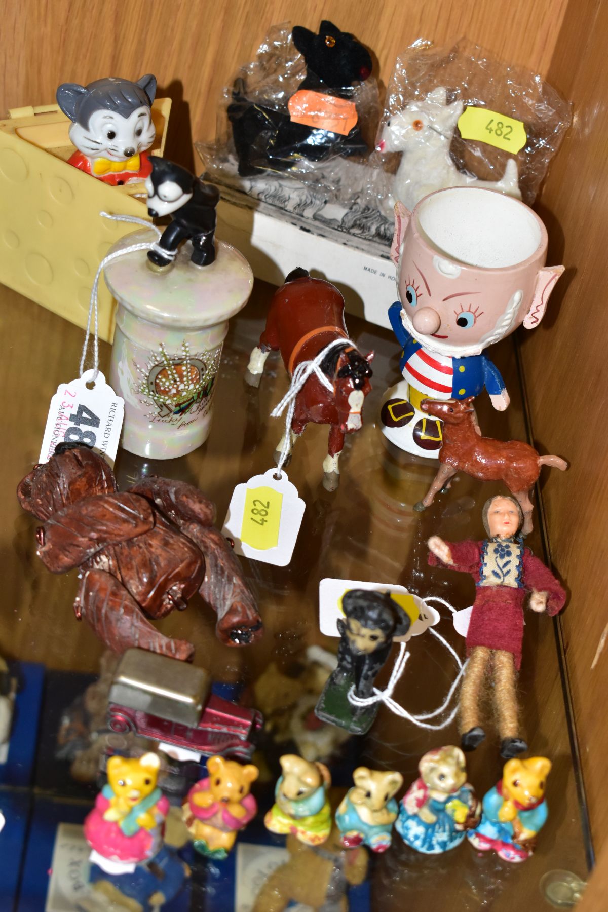 A SMALL GROUP OF LEAD FIGURES AND NOVELTY ITEMS INCLUDING FELIX THE CAT, etc, a Britains