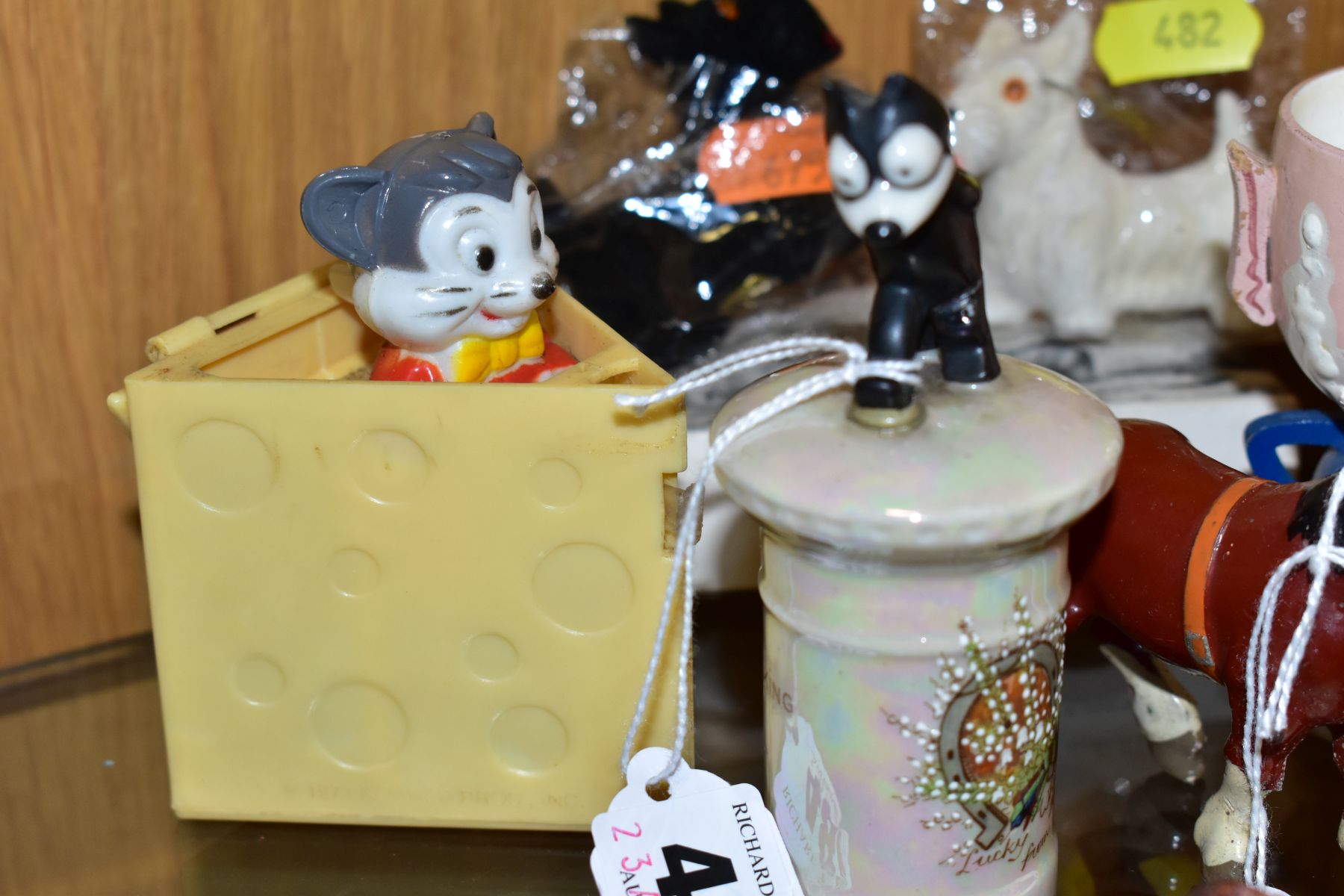 A SMALL GROUP OF LEAD FIGURES AND NOVELTY ITEMS INCLUDING FELIX THE CAT, etc, a Britains - Image 8 of 10