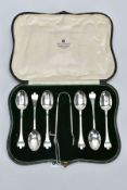 A CASED SET OF SIX GEORGE V MAPPIN & WEBB SILVER TREFID END TEASPOONS AND MATCHING SUGAR TONGS,