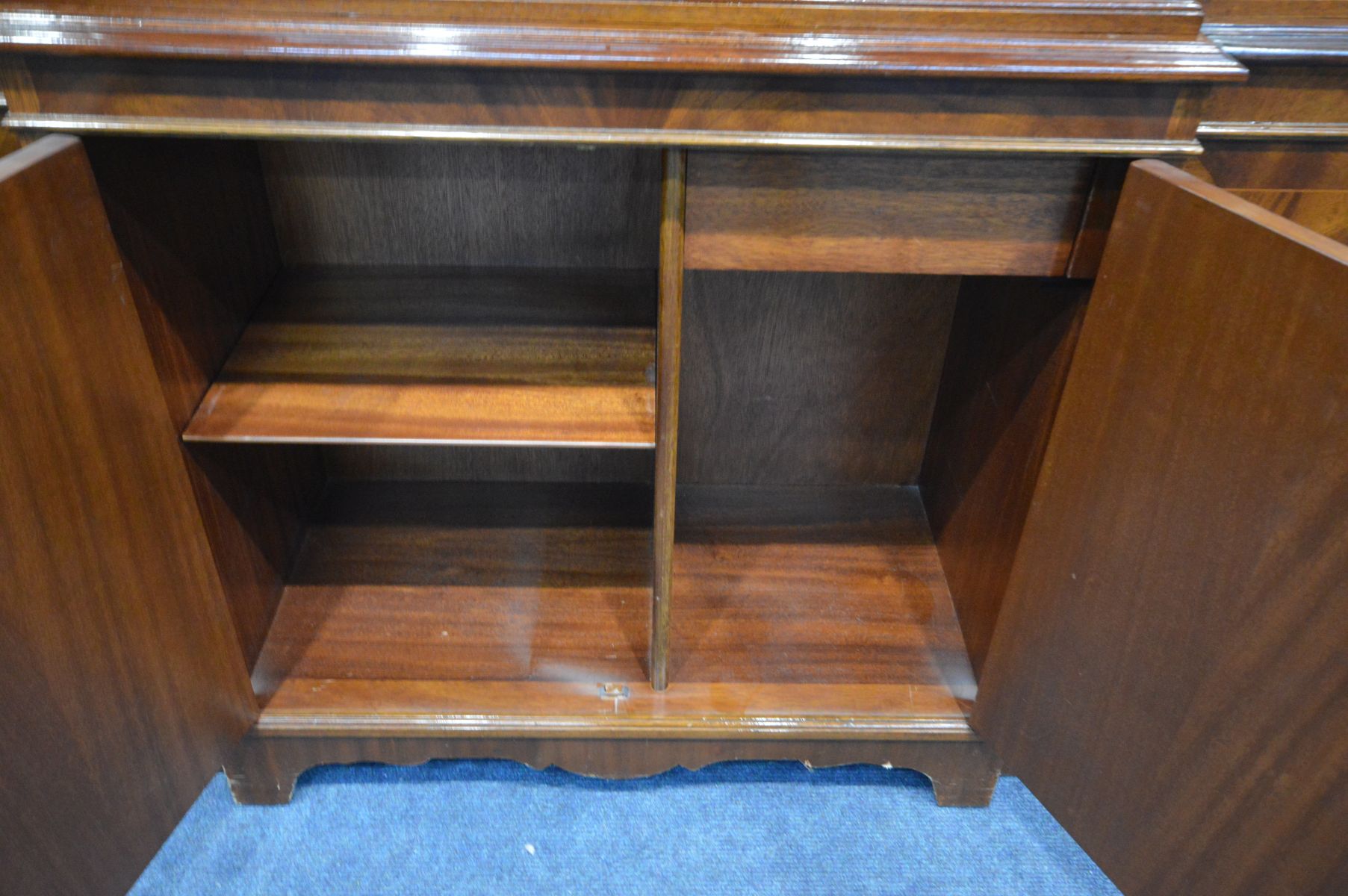 A REPRODUDUCTION MAHOGANY BREAKFRONT BOOKCASE/COCKTAIL CABINET, the top section with two glazed - Image 4 of 4