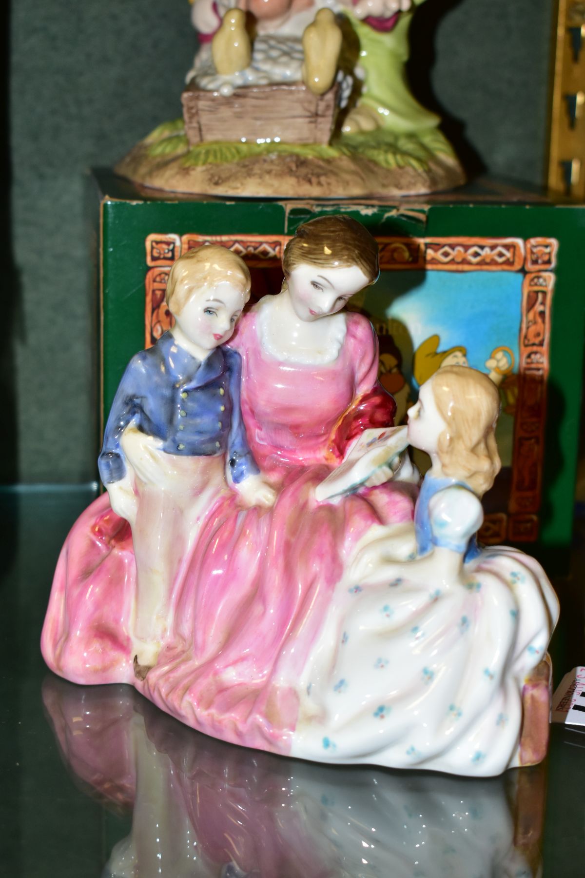 THREE ROYAL DOULTON FIGURES AND A PAIR OF CONTINENTAL POTTERY BOOKENDS, the Royal Doulton comprising - Bild 2 aus 6