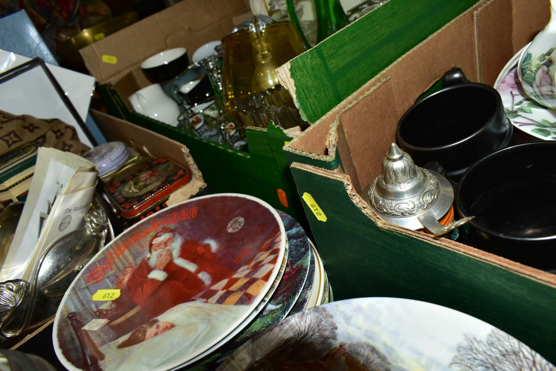 FOUR BOXES AND LOOSE CERAMICS, GLASS, MISCELLANEOUS ITEMS, BOXED CABINET PLATES, etc, to include - Image 9 of 16