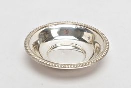 A SILVER BON BON DISH, plain polished design with a gadrooned rim, approximate width 14.5cm,