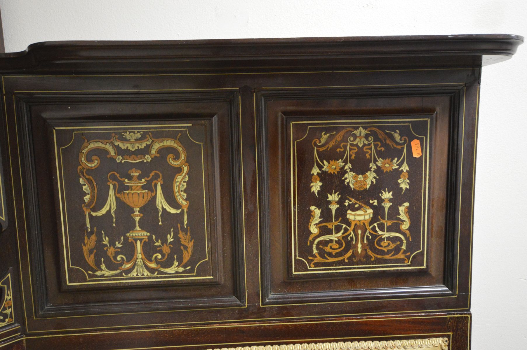 AN EDWARDIAN MAHOGANY AND MARQUETRY INLAID CORNER SOFA, the top section with four panels flanking - Image 4 of 6