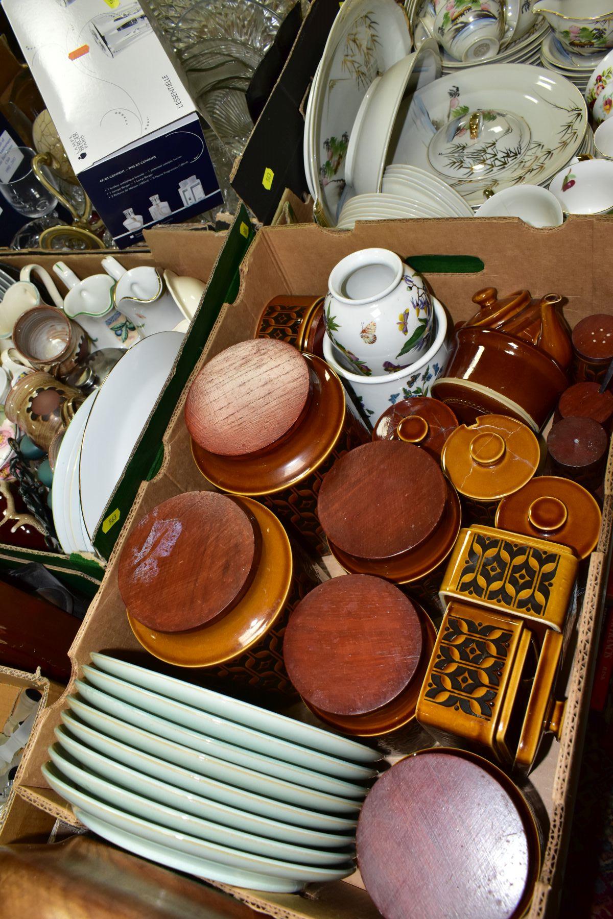 SIX BOXES AND LOOSE TEA/DINNERWARES, GLASSWARES, KITCHEN RELATED ITEMS, etc, to include boxed - Image 12 of 14