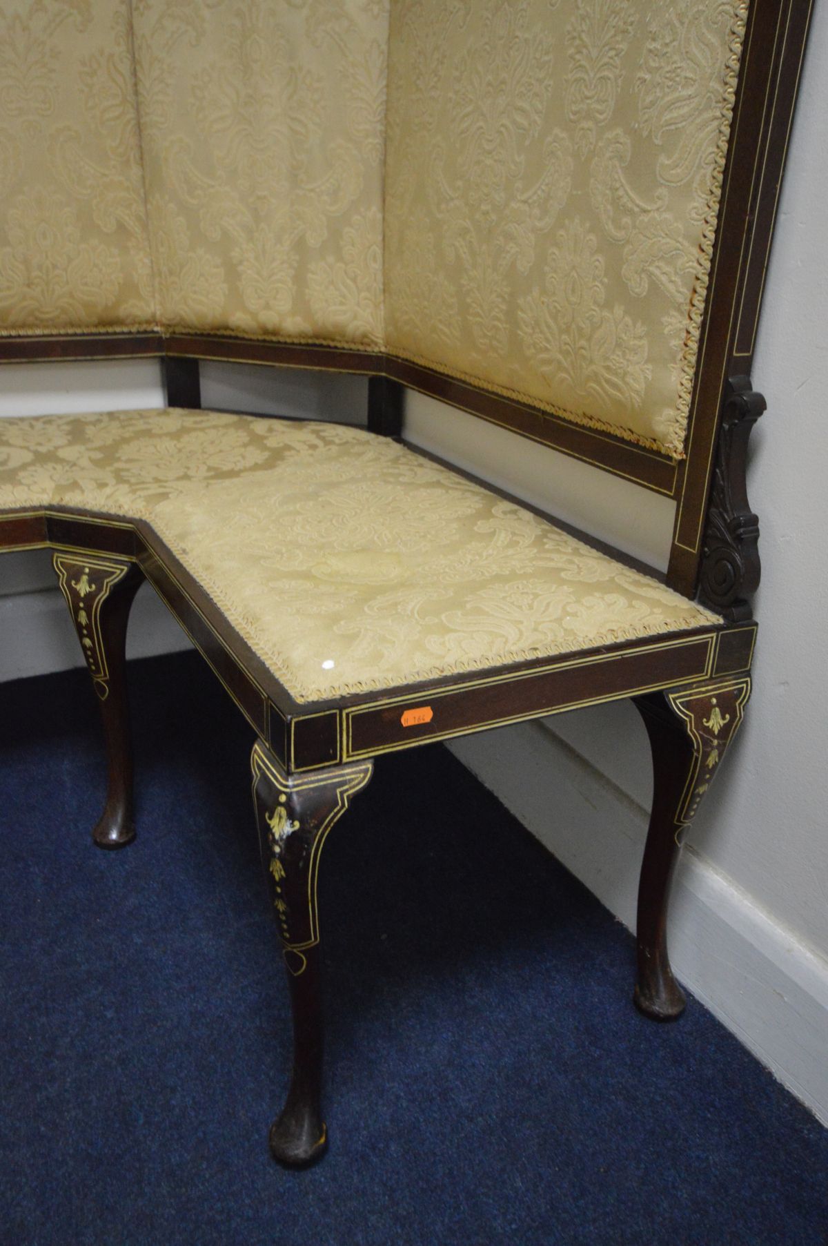 AN EDWARDIAN MAHOGANY AND MARQUETRY INLAID CORNER SOFA, the top section with four panels flanking - Image 6 of 6