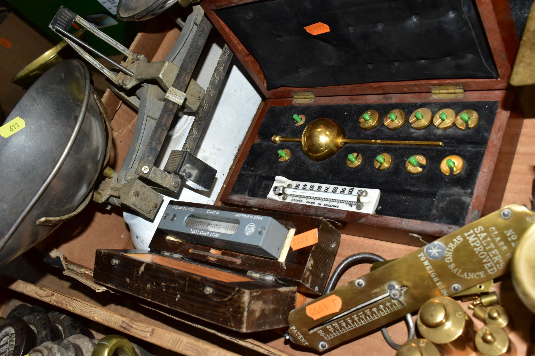 THREE BOXES AND LOOSE SCALES, WEIGHTS, etc, to include various brass bell weights 4lb to 1/4oz and - Bild 5 aus 9