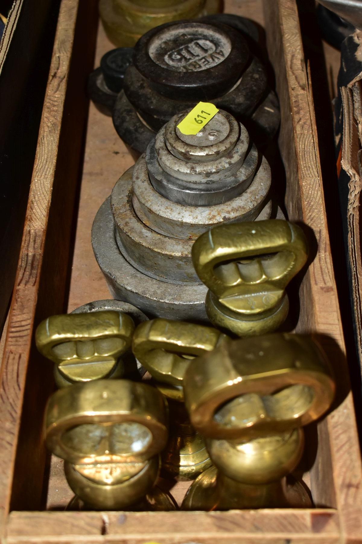 THREE BOXES AND LOOSE SCALES, WEIGHTS, etc, to include various brass bell weights 4lb to 1/4oz and - Bild 3 aus 9