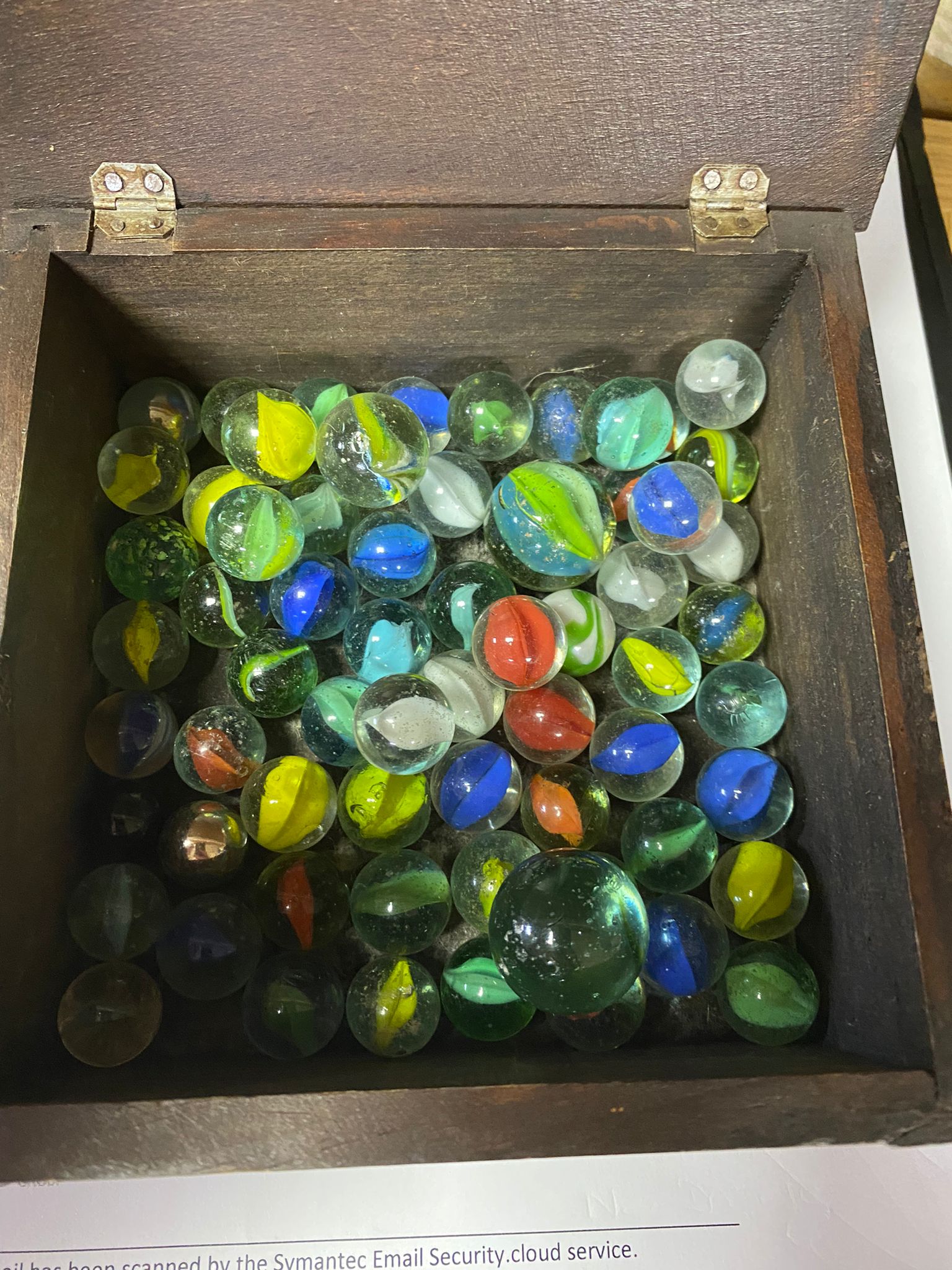 VARIOUS WOODEN ITEMS, GAMES COMPENDIUM, MARBLES etc, to include a tea caddy (cracked and missing - Image 10 of 11