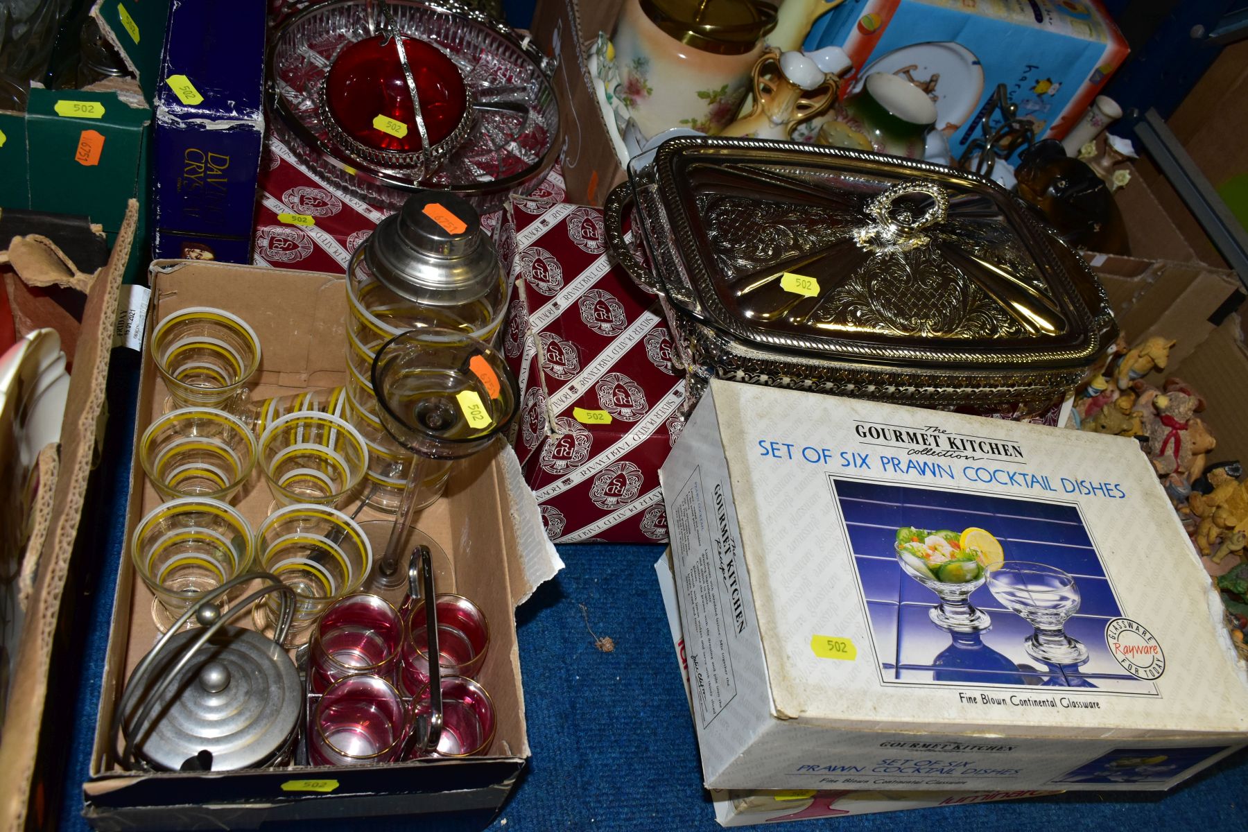 EIGHT BOXES AND LOOSE ITEMS OF CERAMICS, GLASS AND METALWARE to include Czechoslovakian cruet set - Image 13 of 18