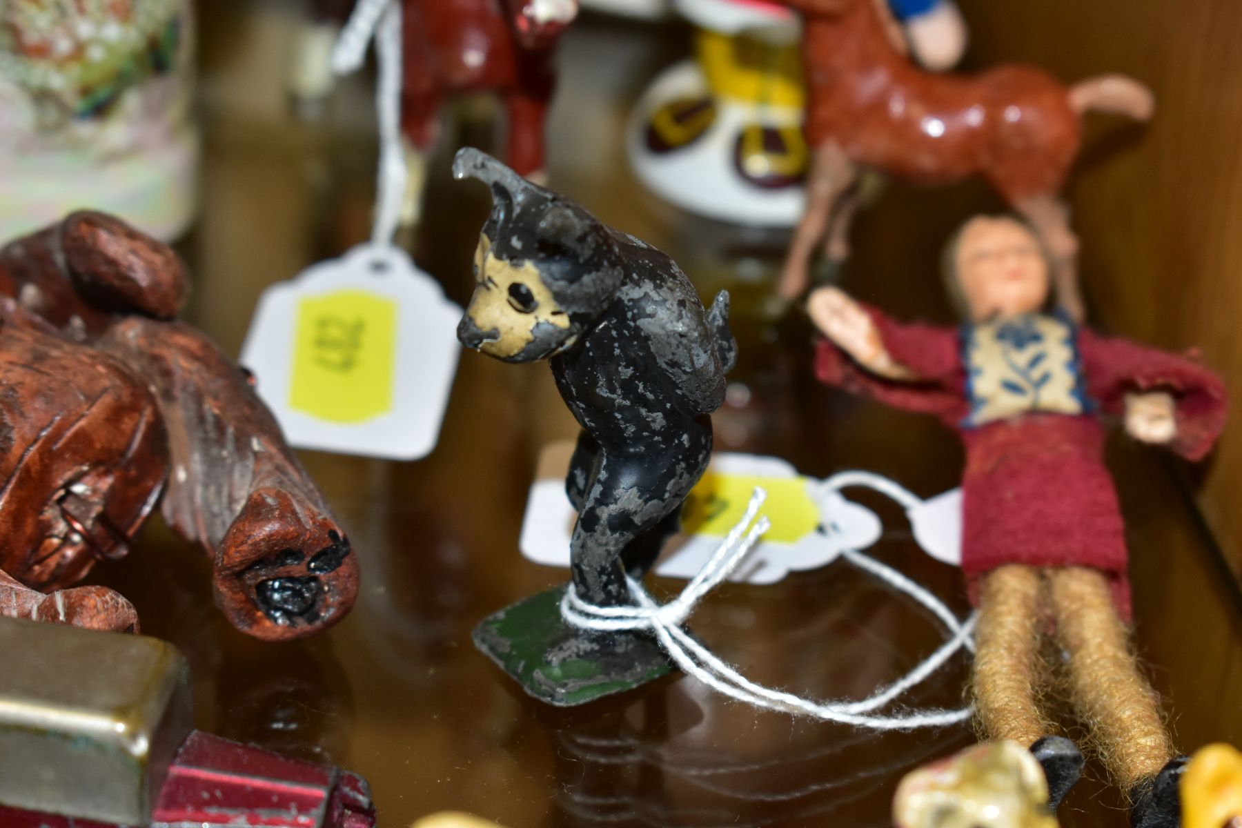 A SMALL GROUP OF LEAD FIGURES AND NOVELTY ITEMS INCLUDING FELIX THE CAT, etc, a Britains - Image 3 of 10