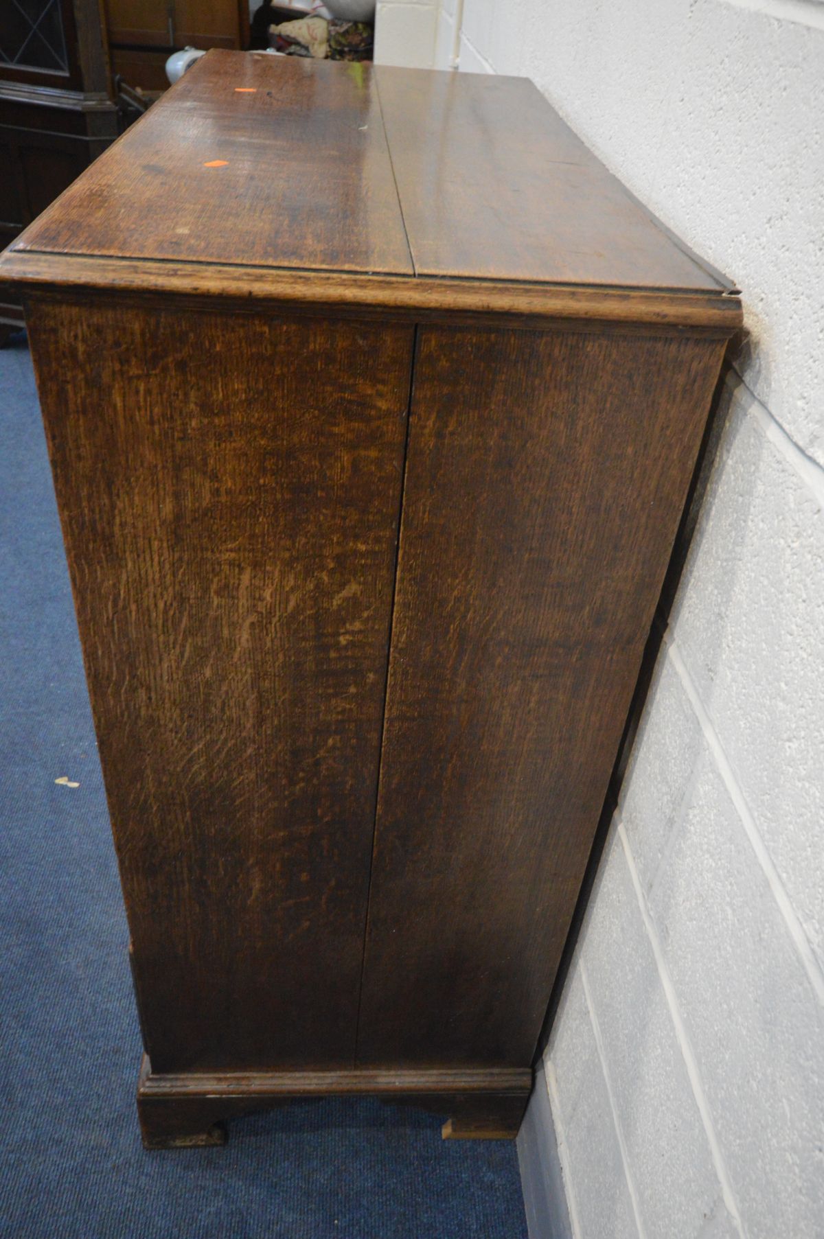 A GEORGIAN OAK CHEST OF TWO SHORT OVER FOUR GRADUATED DRAWERS, drop handles, on bracket feet, - Image 6 of 8