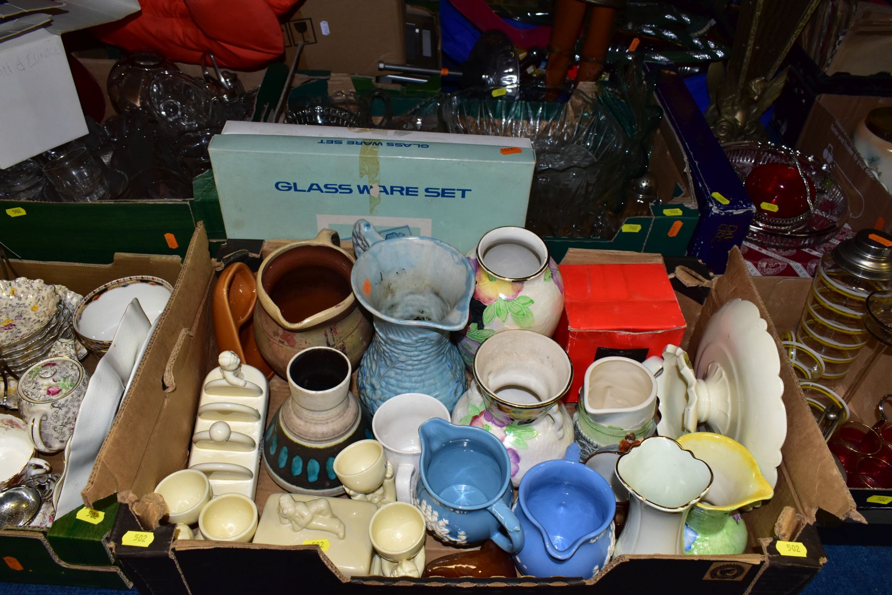EIGHT BOXES AND LOOSE ITEMS OF CERAMICS, GLASS AND METALWARE to include Czechoslovakian cruet set - Image 10 of 18
