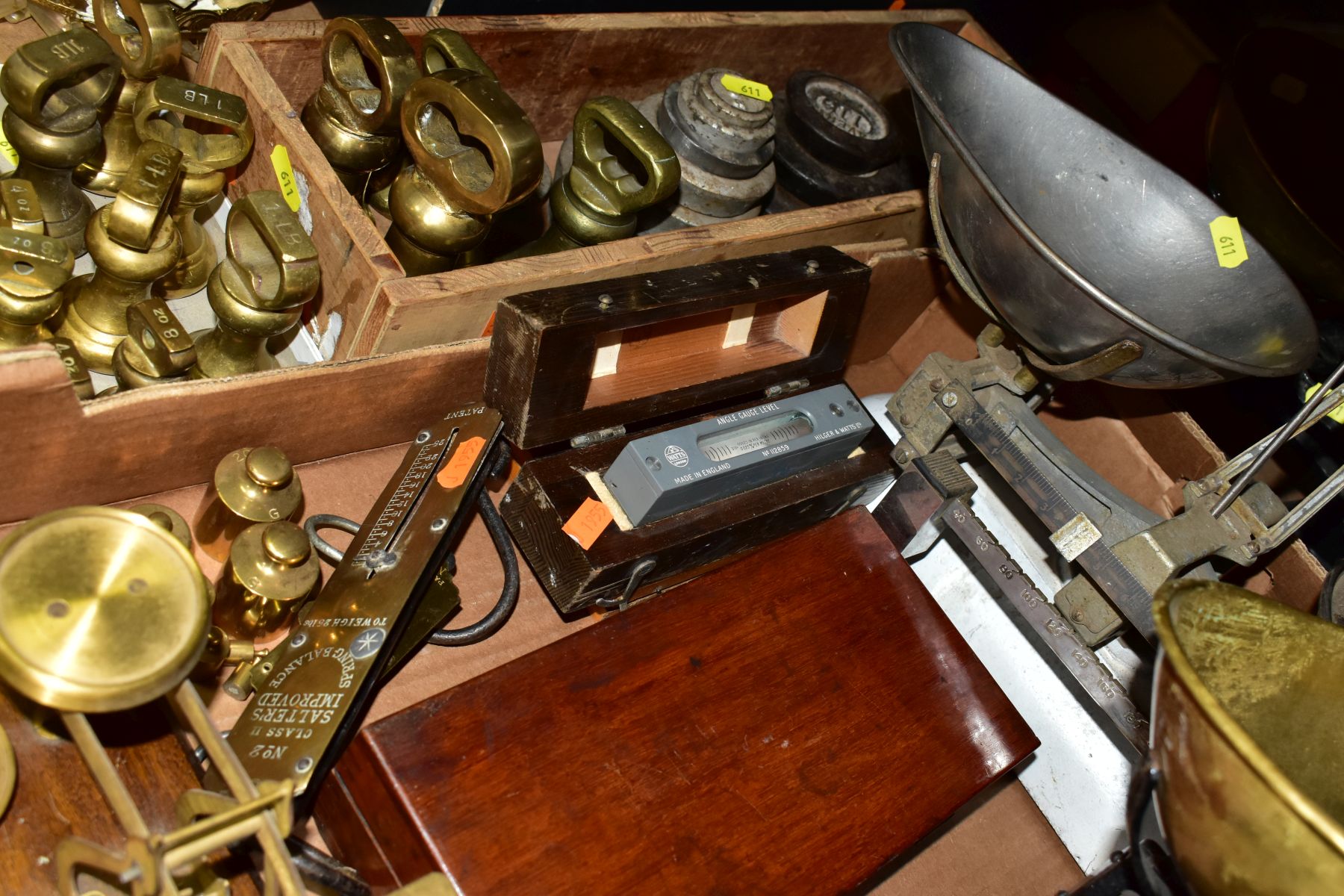 THREE BOXES AND LOOSE SCALES, WEIGHTS, etc, to include various brass bell weights 4lb to 1/4oz and - Bild 9 aus 9