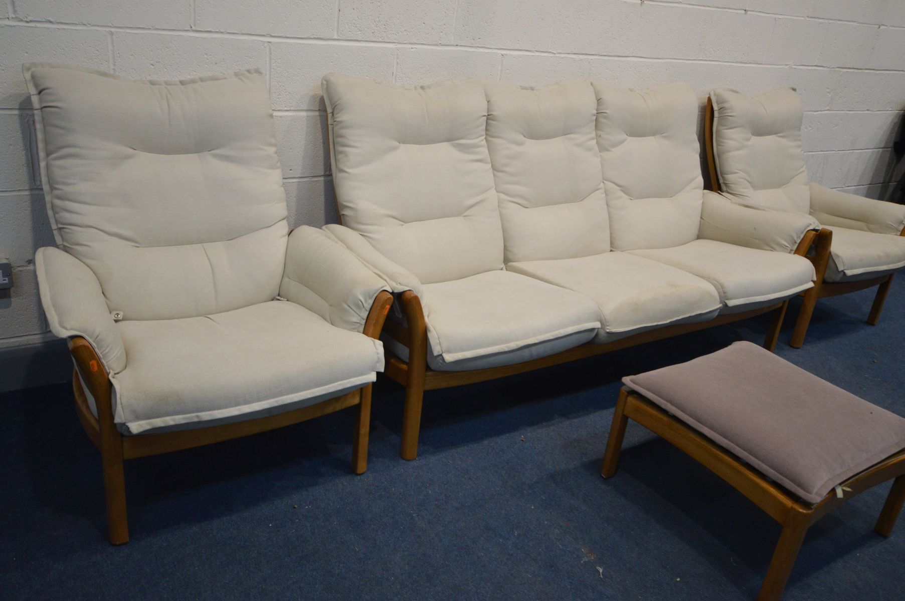 AN ERCOL GOLDEN DAWN ELM FOUR PIECE LOUNGE SUITE, comprising a three seater settee, pair of - Image 2 of 6