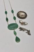 FOUR ITEMS OF JEWELLERY, to include a dyed crackled quartz necklace designed as an oval quartz panel