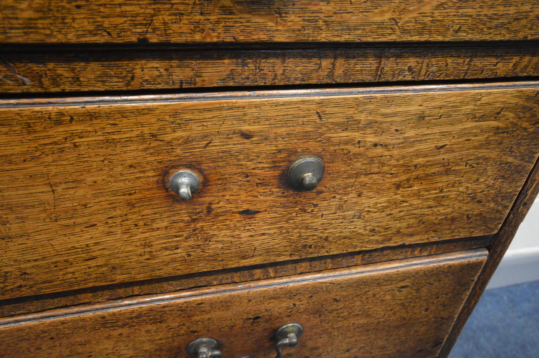 A GEORGIAN OAK CHEST OF TWO SHORT OVER FOUR GRADUATED DRAWERS, drop handles, on bracket feet, - Image 3 of 8