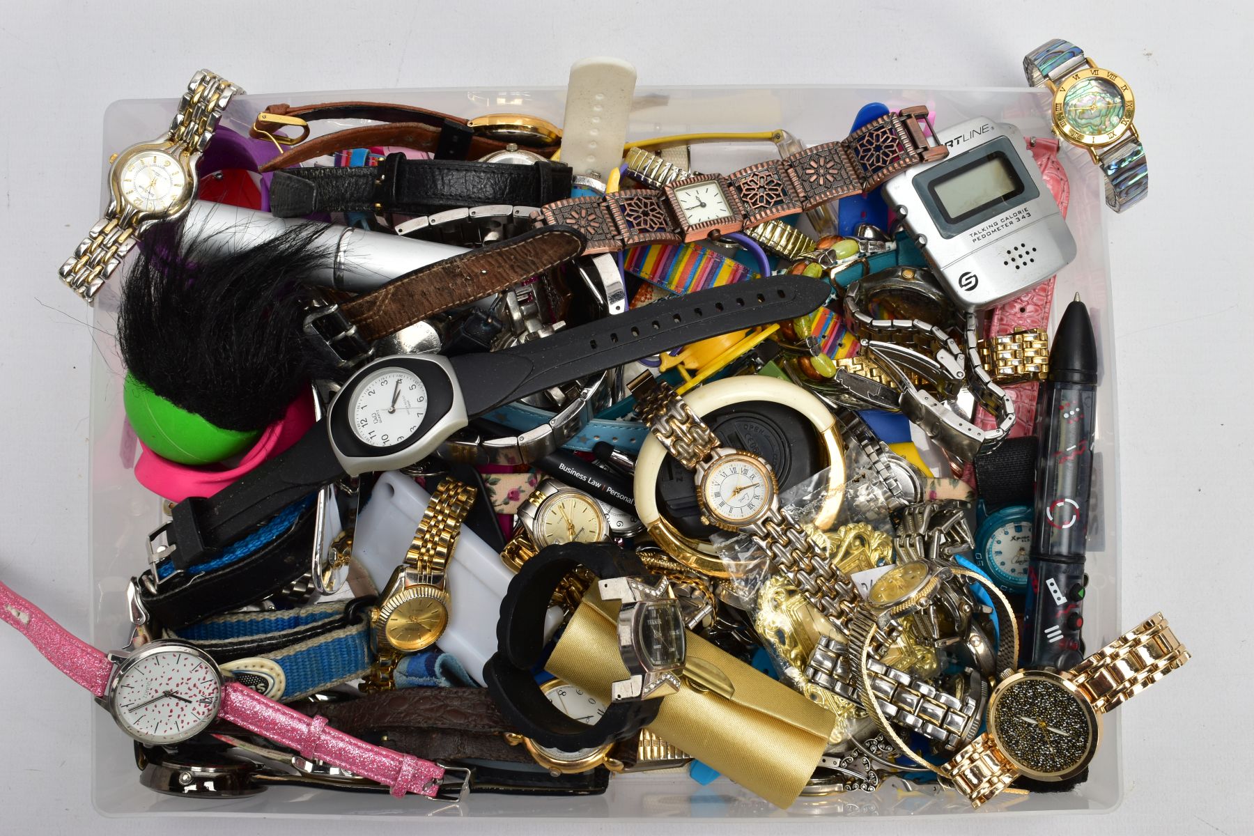 A TRAY OF ASSORTED FASHION WRISTWATCHES AND OTHER ITEMS, to include a variety of ladies and