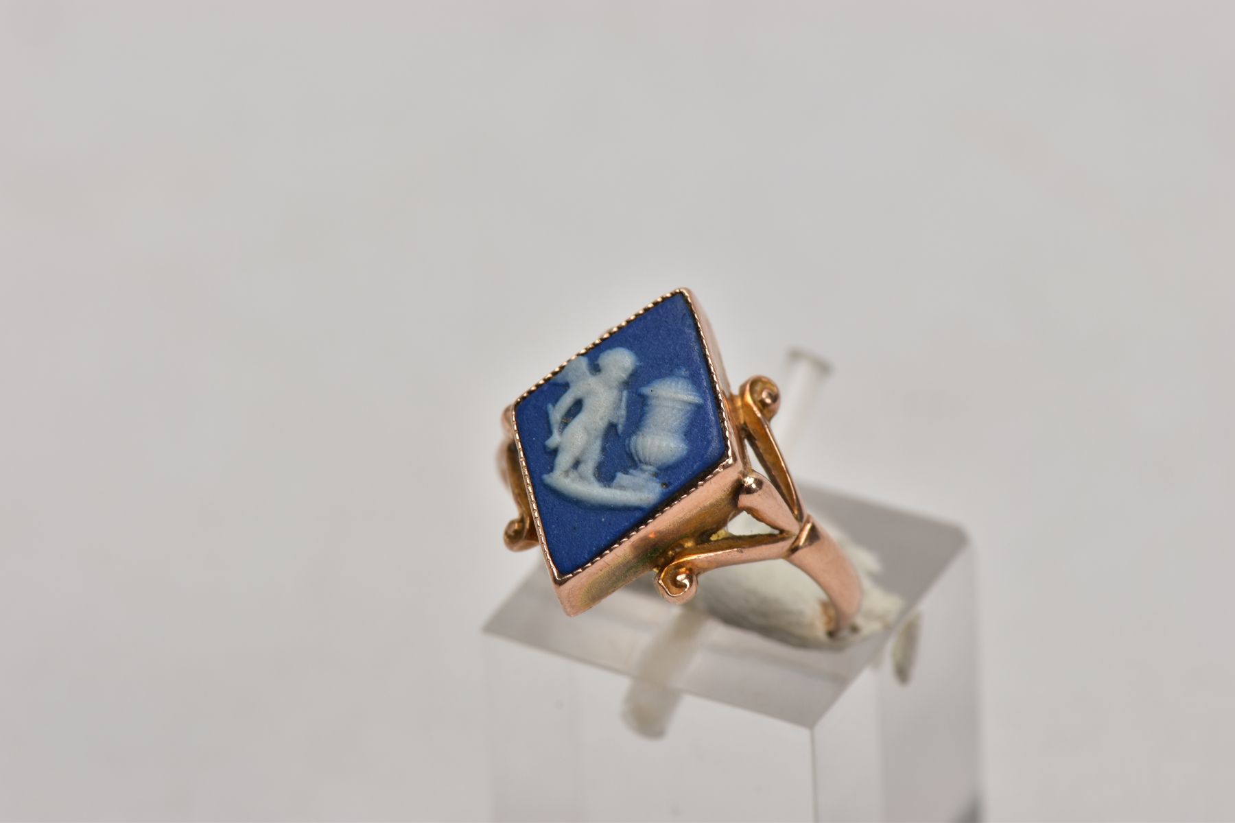 A 9CT ROSE GOLD, GEORGE V WEDGWOOD RING AND A YELLOW METAL CAMEO RING, the blue wedgwood ring of a - Image 5 of 8