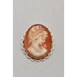 A 9CT GOLD CAMEO BROOCH, of an oval form, depicting a lady in profile, miligrain collet setting