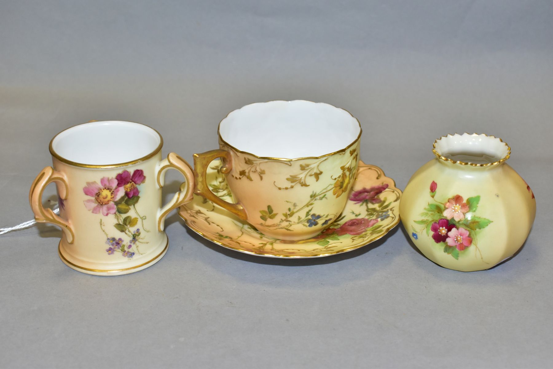 A ROYAL WORCESTER BLUSH IVORY MATCHED COFFEE CUP AND SAUCER AND TWO OTHER SIMILAR ITEMS, the cup and - Bild 2 aus 4