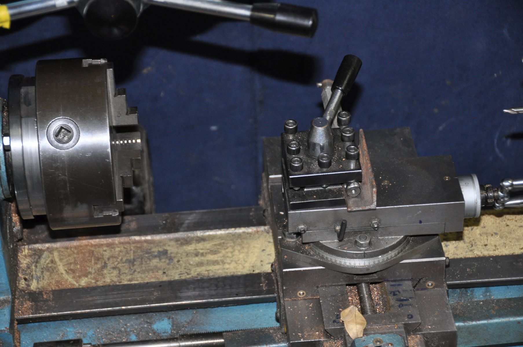 A CLARKE CL500M METALWORKER LATHE/MILL/DRILL, including three jaw chuck, feed gears, face plate, - Bild 4 aus 9
