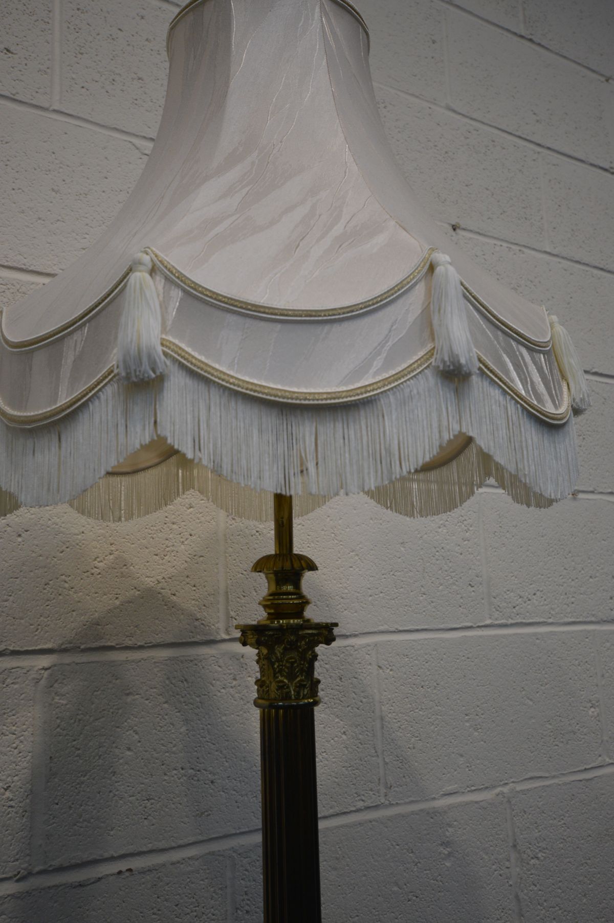 A BRASS CORINTHIUM COLUMN TELESCOPIC STANDARD LAMP, with a fabric shade - Image 3 of 3