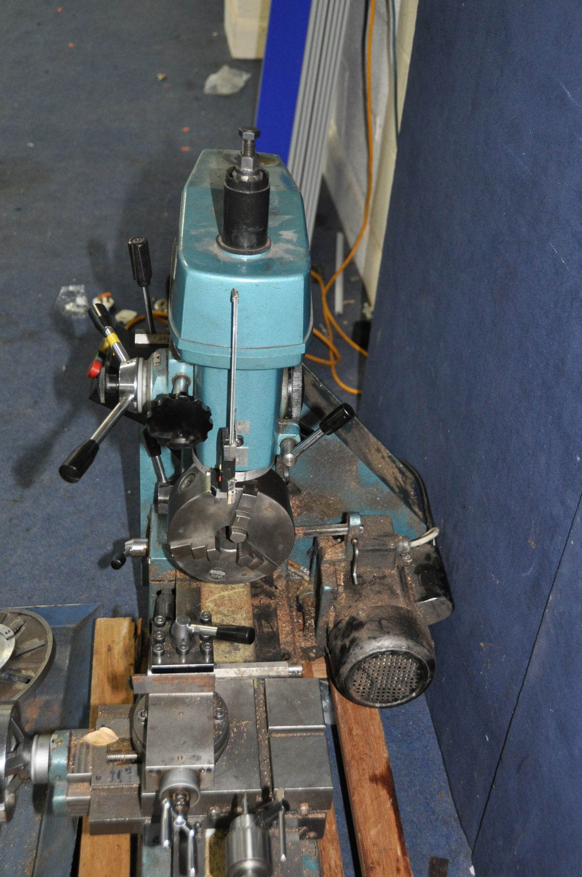 A CLARKE CL500M METALWORKER LATHE/MILL/DRILL, including three jaw chuck, feed gears, face plate, - Bild 9 aus 9