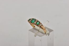 AN EARLY 20TH CENTURY GEM SET RING, designed with three-cushion cut green stones assessed as