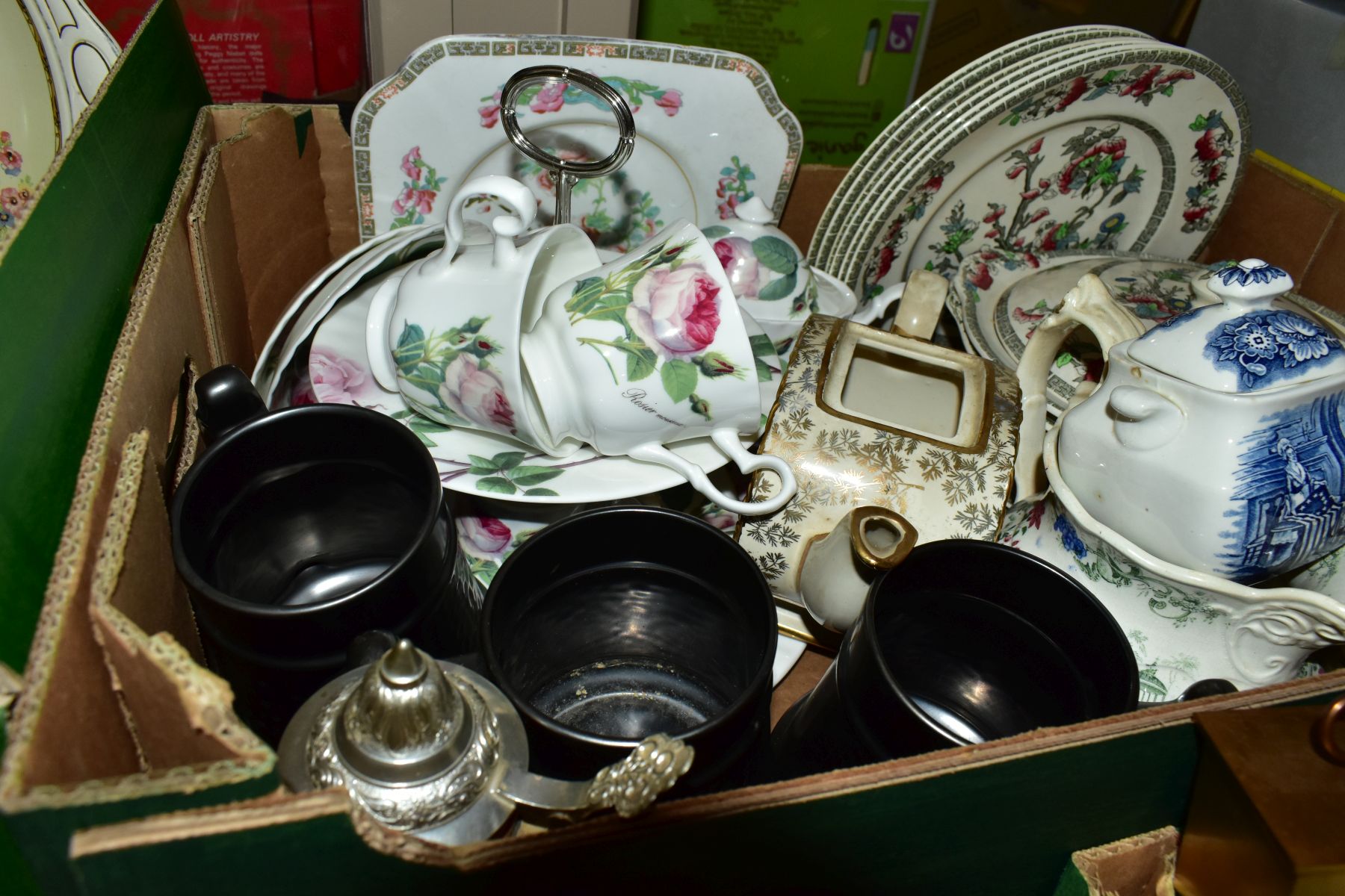 FOUR BOXES AND LOOSE CERAMICS, GLASS, MISCELLANEOUS ITEMS, BOXED CABINET PLATES, etc, to include - Image 7 of 16