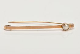 AN EARLY 20TH CENTURY 9CT GOLD PEARL BAR BROOCH, the plain bar brooch off set with a circular