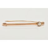 AN EARLY 20TH CENTURY 9CT GOLD PEARL BAR BROOCH, the plain bar brooch off set with a circular
