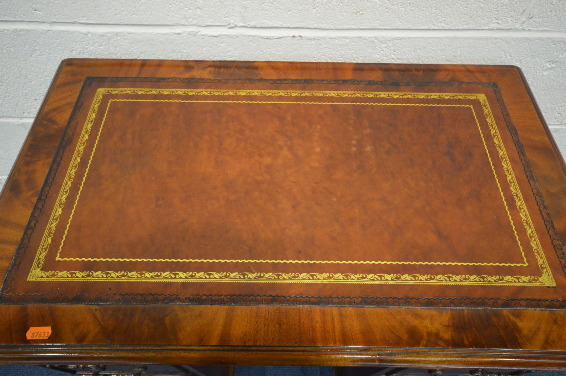 A GOOD REPRODUCTION SLIM MAHOGANY KNEE HOLE DESK, brown and gilt tooled inlay top, seven drawers and - Image 2 of 3