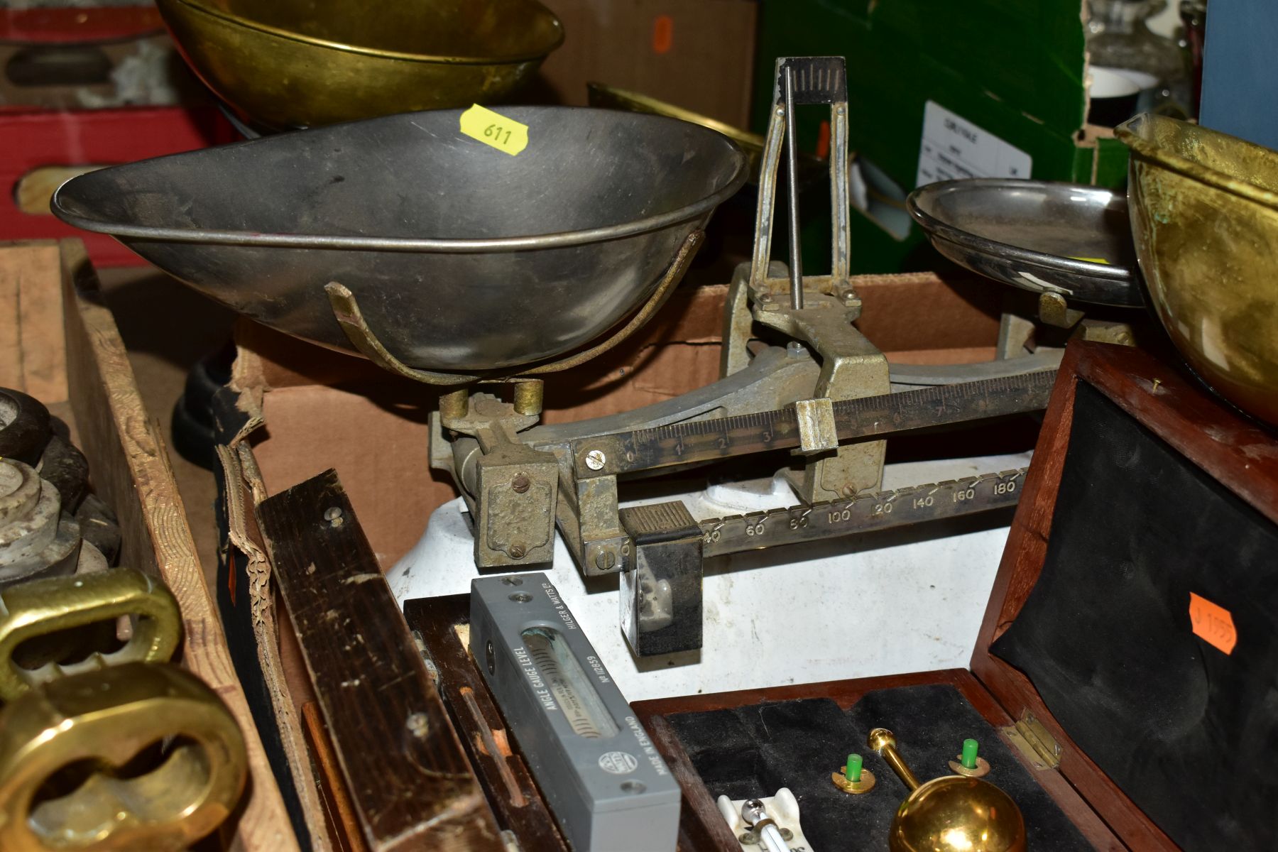 THREE BOXES AND LOOSE SCALES, WEIGHTS, etc, to include various brass bell weights 4lb to 1/4oz and - Bild 6 aus 9