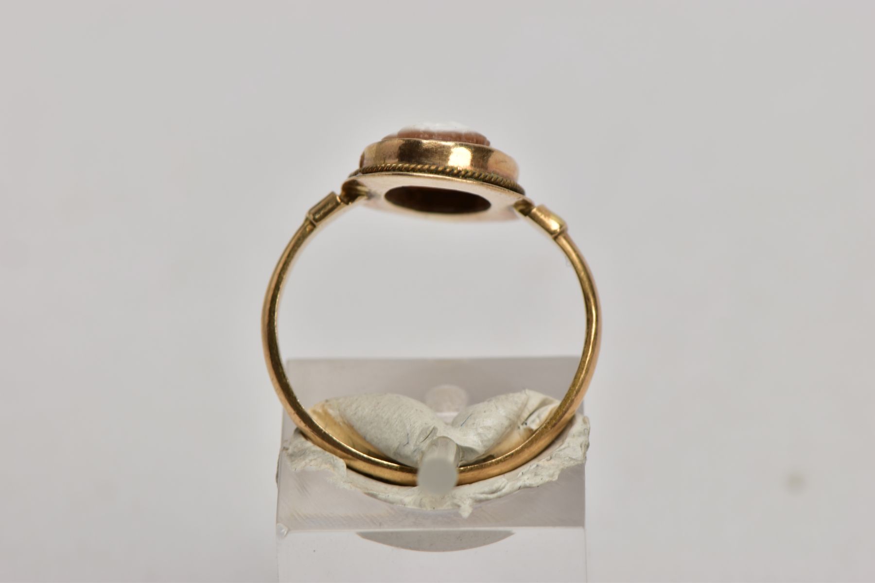 A 9CT ROSE GOLD, GEORGE V WEDGWOOD RING AND A YELLOW METAL CAMEO RING, the blue wedgwood ring of a - Image 3 of 8
