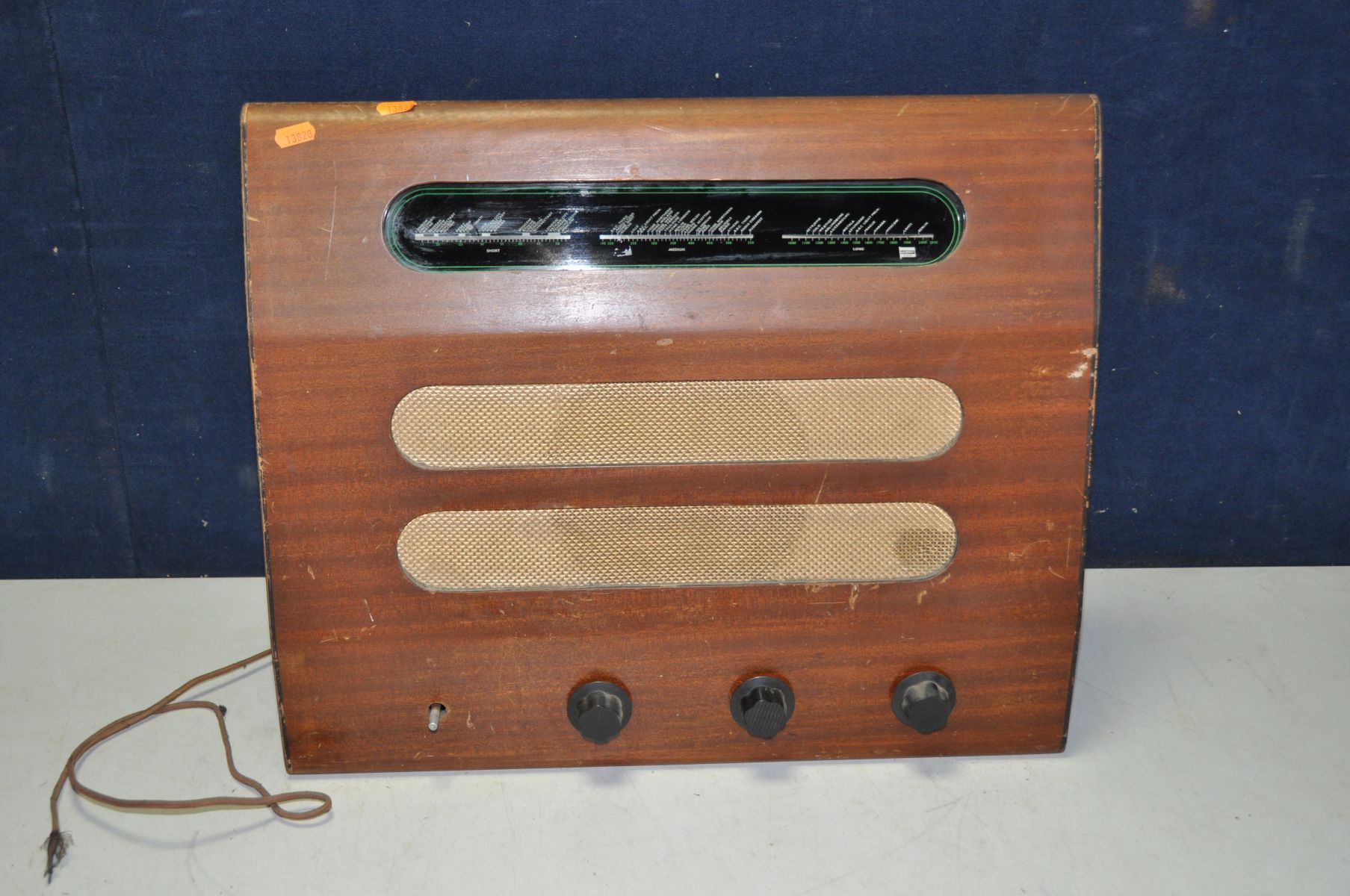 A VINTAGE MURPHY A122 VALVE RADIO in a walnut case (no plug so untested one control knob missing)