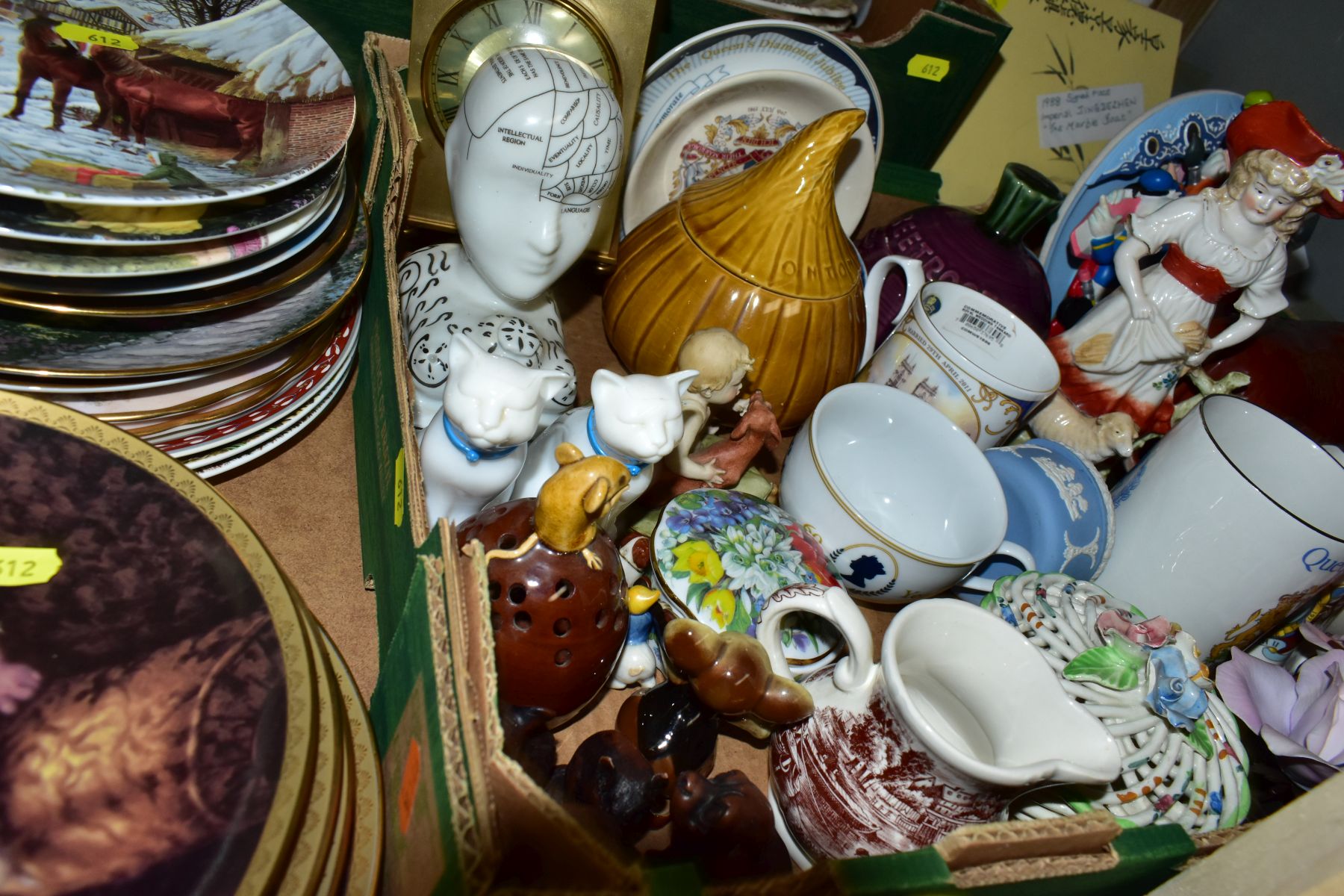 FOUR BOXES AND LOOSE CERAMICS, GLASS, MISCELLANEOUS ITEMS, BOXED CABINET PLATES, etc, to include - Image 5 of 16