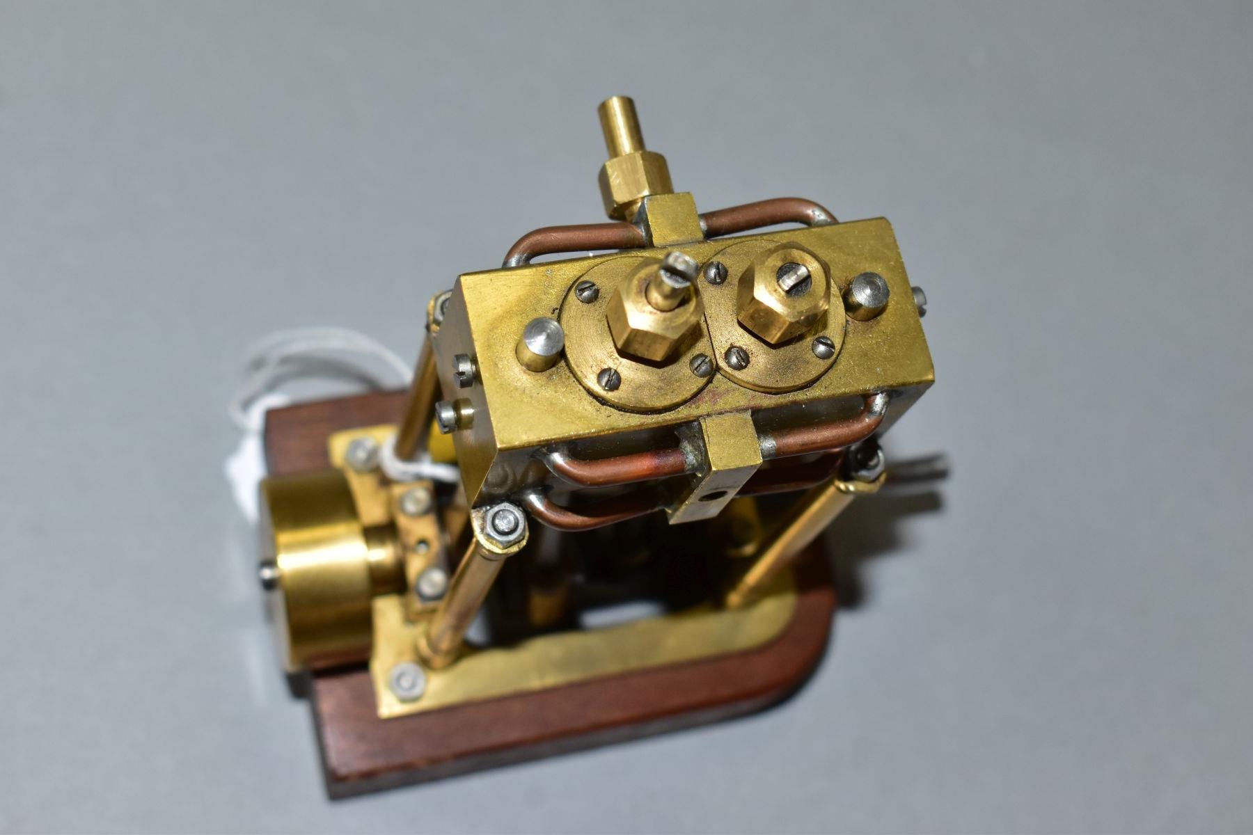 A VERTICAL TWIN CYLINDER LIVE STEAM MODEL OF A MARINE ENGINE, not tested, of brass and steel - Bild 4 aus 4